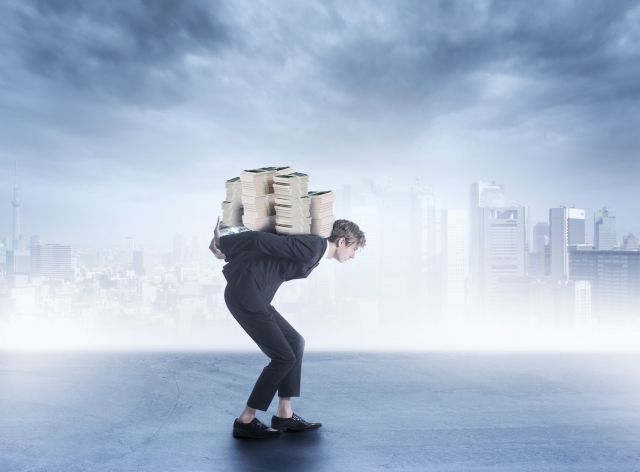 お金の上でうなだれる。尾花沢市の司法書士や弁護士に無料で相談できます