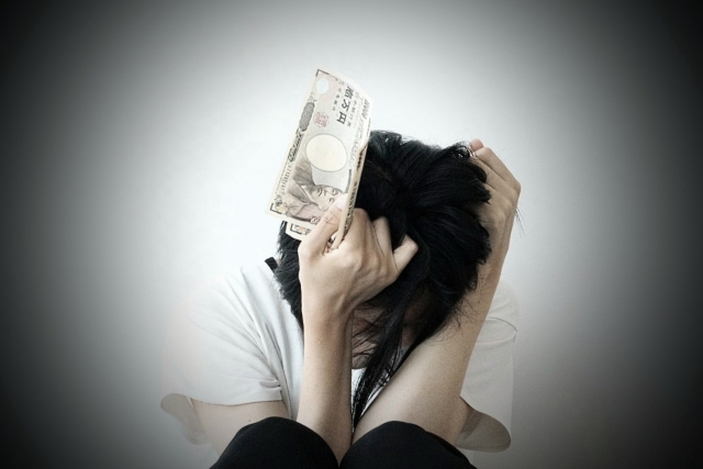 お金を手に頭を抱える。習志野市で債務整理の無料相談が司法書士に可能